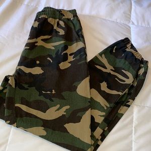 Camo jogger pants with pockets